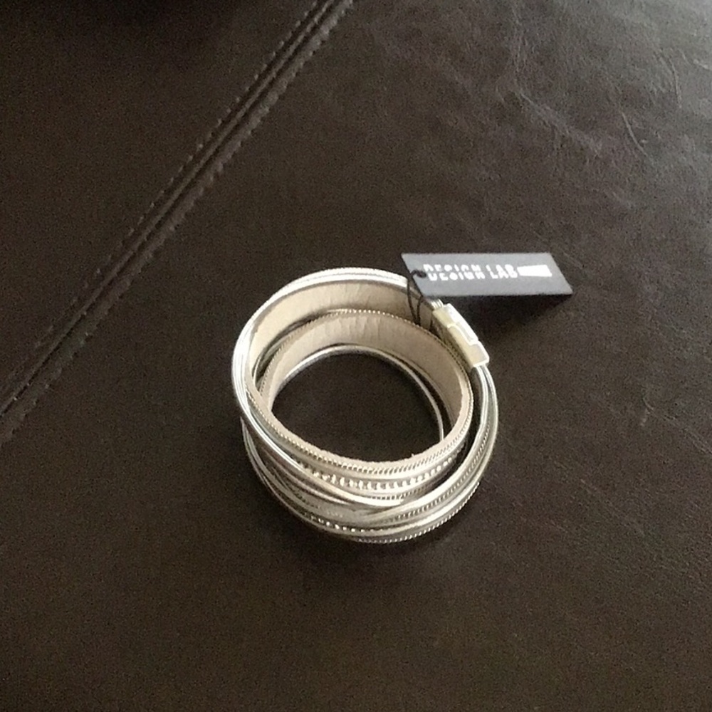 ☀️3/$8 Silver wrap bracelet magnet closure